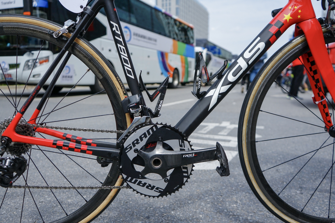 参考消息特稿头题关注一汽：中国民族汽车品牌加速驶向世界(图1)